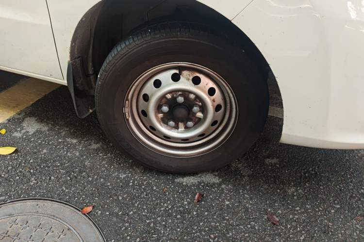Used JAC Refine M3 2023 PLUS 1.8L 7/8-Seater Comfort Edition Right Front Wheel Hub