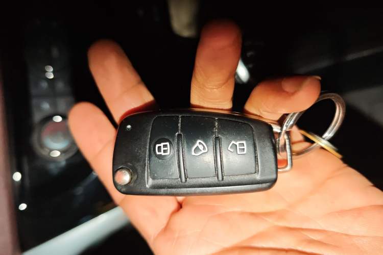 Used JAC Refine M3 2023 PLUS 1.8L 9-Seater Smart Connectivity Version Vehicle Key