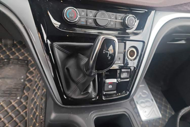 Used JAC Refine M3 2024 PLUS 2.0L HEV Comfort Edition Gear Lever