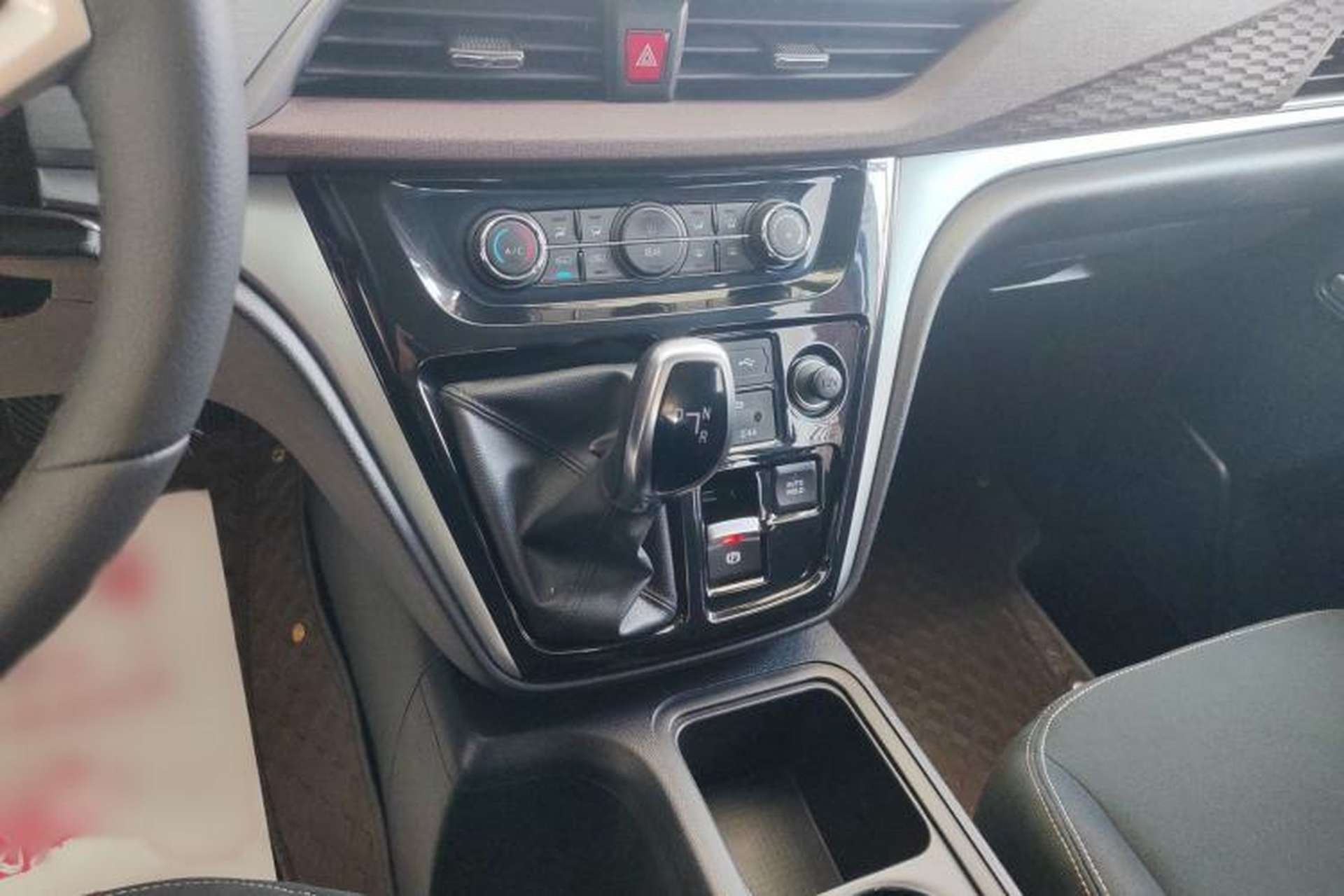 Used JAC Refine M3 2024 PLUS 2.0L HEV Smart Connect Edition Gear Lever