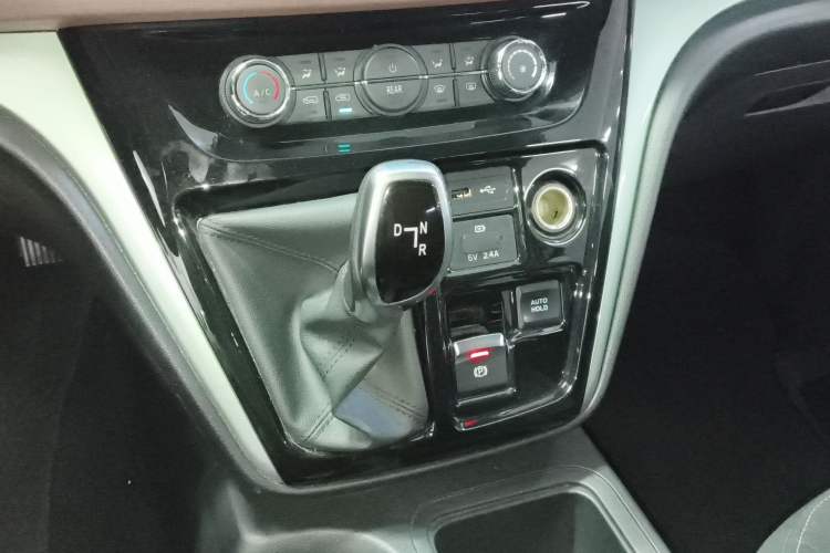 Used JAC Refine M3 2024 PLUS 2.0L HEV Smart Connect Edition Gear Lever