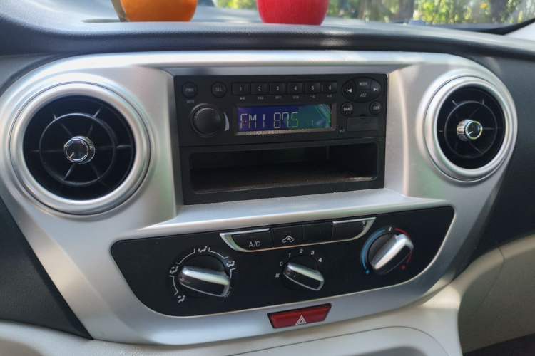 Used JAC Refine M3 2025 PLUS 1.5T Manual Classic Edition 7 Seats Audio And AC Panel