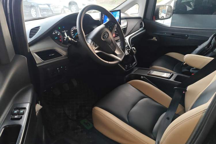 Used JAC Refine M3 2025 PLUS 1.8L Manual Smart Connect Version 7/8 Seats Driver Seat