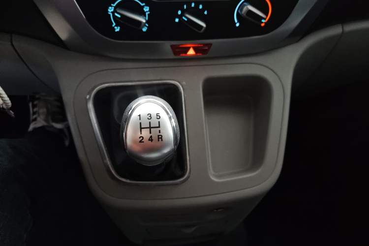 Used JAC Refine M3 2025 PLUS 1.8L Manual Classic Edition 7 Seats Gear Lever