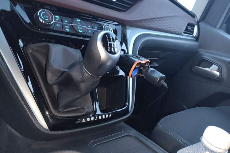 Used JAC Refine M3 2025 PLUS 1.8L Manual Comfort Edition 9 Seats Gear Lever