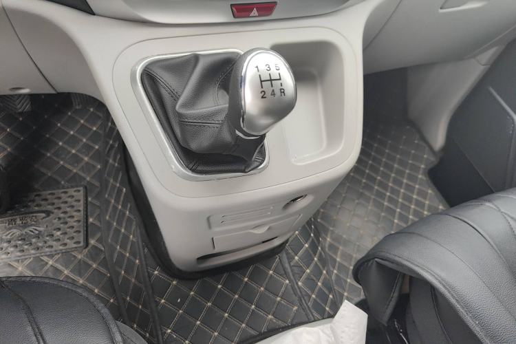 Used JAC Refine M3 2025 PLUS 1.8L Manual Classic Edition 7 Seats Gear Lever