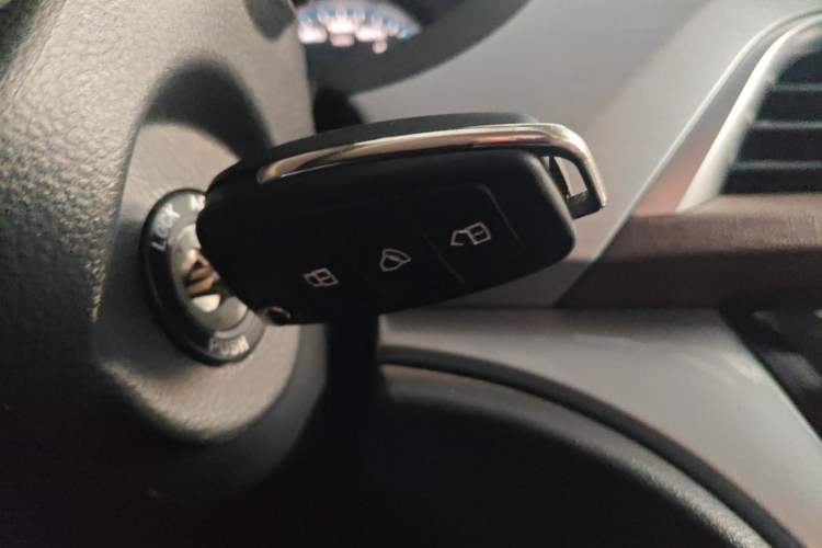 Used JAC Refine M3 2025 PLUS 1.8L Manual Smart Connect Version 7/8 Seats Interior 1