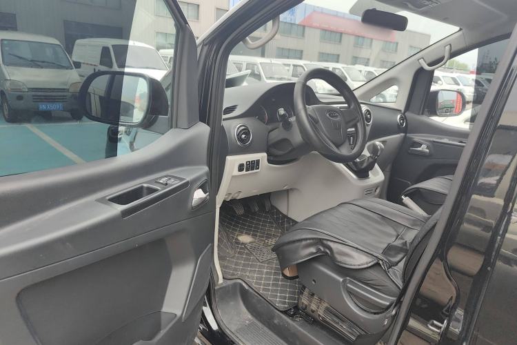 Used JAC Refine M3 2025 PLUS 1.8L Manual Classic Edition 7 Seats Interior 2