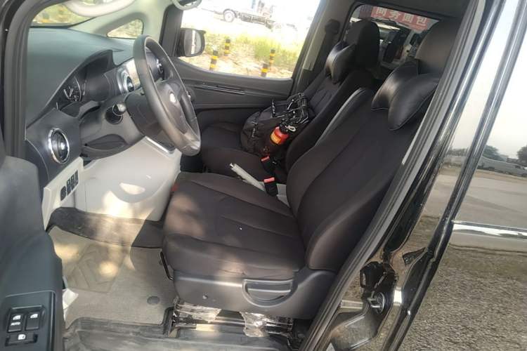 Used JAC Refine M3 2025 PLUS 1.5T Manual Classic Edition 7 Seats Left Front Seat