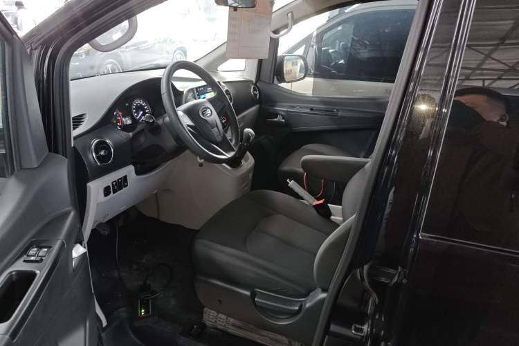 Used JAC Refine M3 2025 PLUS 1.8L Manual Classic Edition 7 Seats Left Front Seat