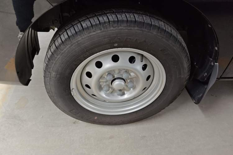 Used JAC Refine M3 2025 PLUS 1.8L Manual Classic Edition 7 Seats Left Front Wheel Hub