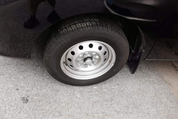 Used JAC Refine M3 2025 PLUS 1.8L Manual Comfort Version 7/8 Seats Left Front Wheel Hub