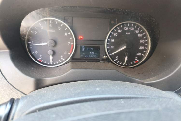Used JAC Refine M3 2025 PLUS 1.5T Manual Classic Edition 7 Seats Odometer Close Up
