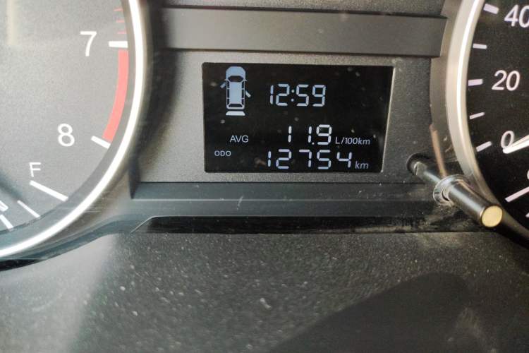 Used JAC Refine M3 2025 PLUS 1.8L Manual Classic Edition 7 Seats Odometer Close Up