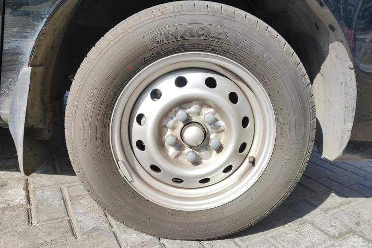 Used JAC Refine M3 2025 PLUS 1.8L Manual Classic Edition 7 Seats Right Front Wheel Hub