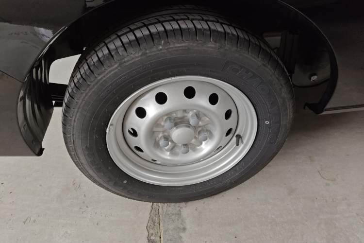 Used JAC Refine M3 2025 PLUS 1.8L Manual Classic Edition 7 Seats Right Rear Wheel Hub