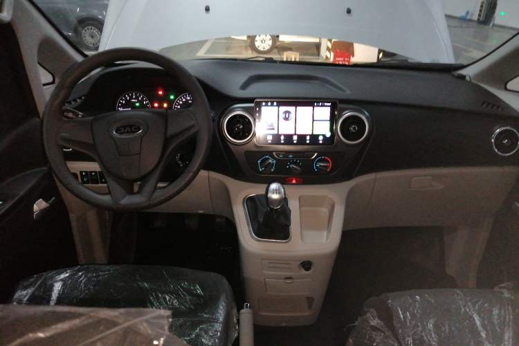 Used JAC Refine M3 2025 PLUS 1.5T Manual Classic Edition 7 Seats Center Console