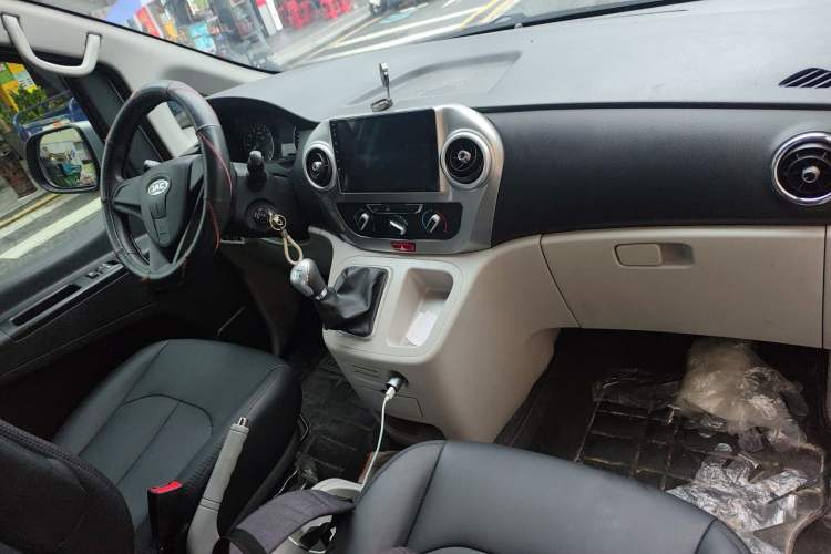 Used JAC Refine M3 2025 1.8L Manual Shuttle Van 2 Seats Center Console