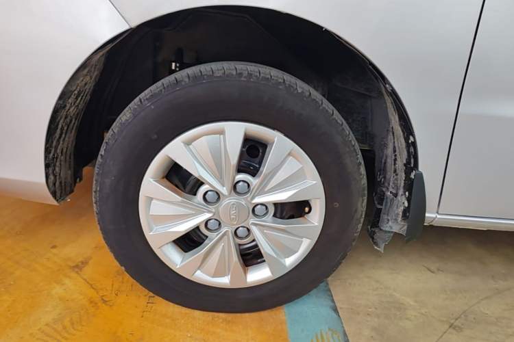 Used JAC Refine M3 2025 1.8L Manual Comfort Version 7/8 Seats Left Front Wheel Hub