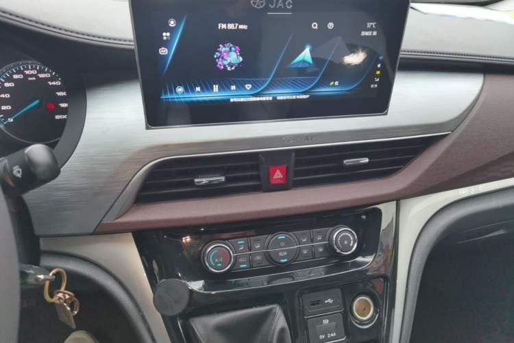 Used JAC Refine M3 2025 1.8L Manual Smart Connect Version 7/8 Seats Audio And AC Panel