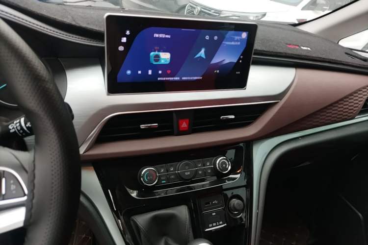 Used JAC Refine M3 2025 PLUS 1.5T Manual Smart Connect Version 7/8 Seats Audio And AC Panel