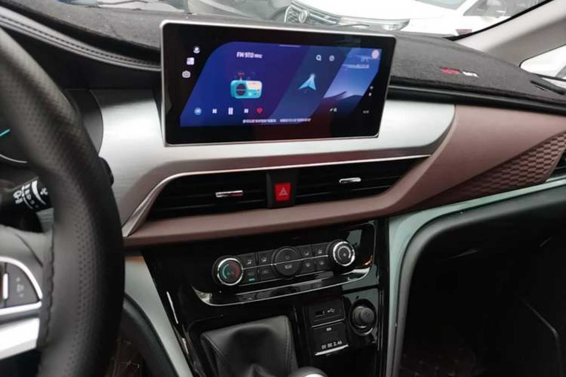 Used JAC Refine M3 2025 PLUS 1.5T Manual Smart Connect Version 7/8 Seats Audio And AC Panel