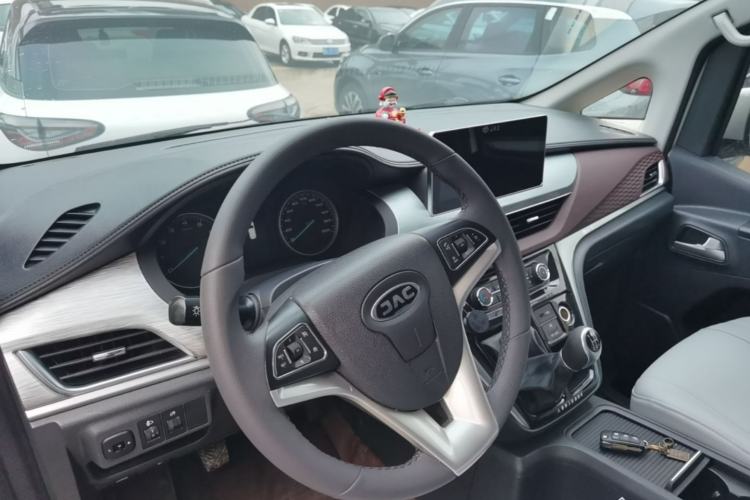Used JAC Refine M3 2025 1.8L Manual Smart Connect Version 7/8 Seats Center Console