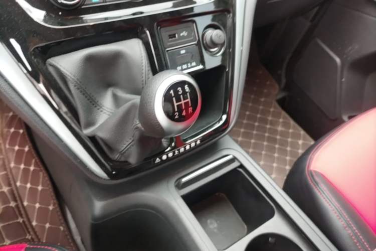 Used JAC Refine M3 2025 PLUS 1.5T Manual Smart Connect Version 7/8 Seats Gear Lever