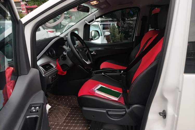 Used JAC Refine M3 2025 PLUS 1.5T Manual Smart Connect Version 7/8 Seats Left Front Seat