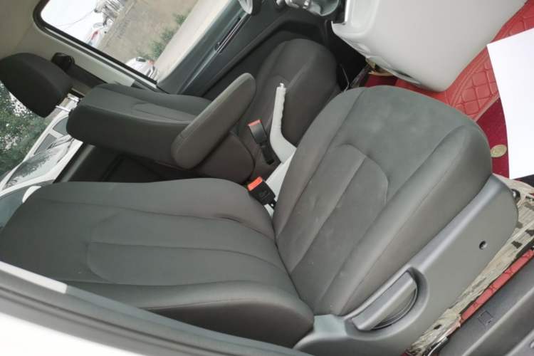 Used JAC Refine M3 2025 PLUS 1.8L Manual Classic Edition 7 Seats Right Front Seat