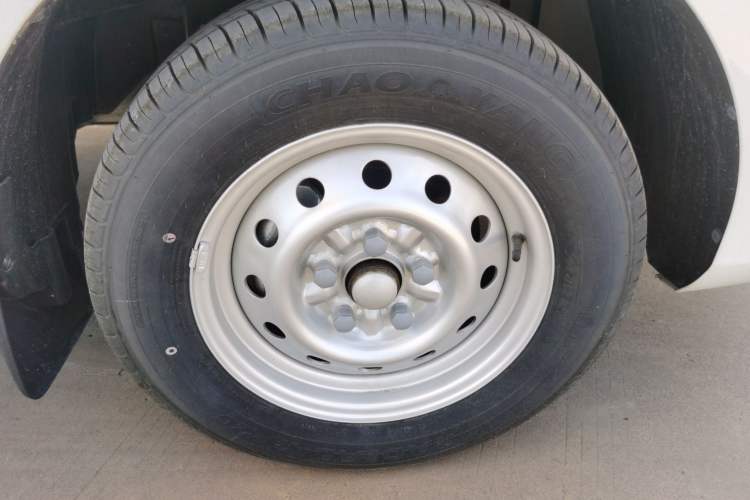 Used JAC Refine M3 2025 PLUS 1.8L Manual Classic Edition 5 Seats Right Front Wheel Hub