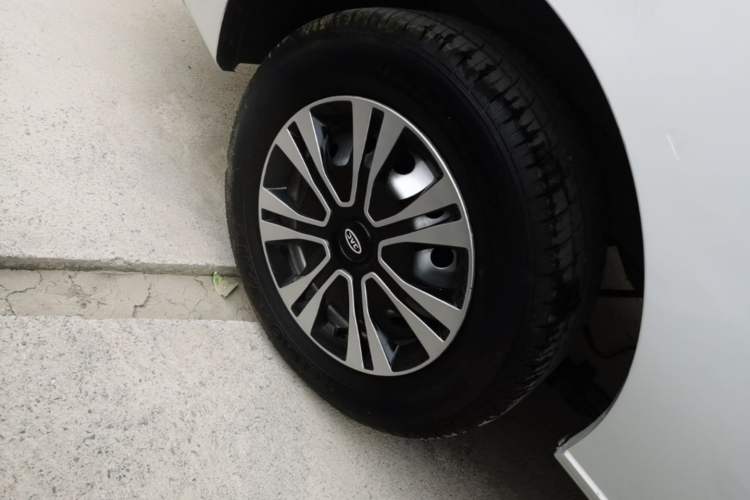 Used JAC Refine M3 2025 PLUS 1.8L Manual Classic Edition 7 Seats Right Rear Wheel Hub
