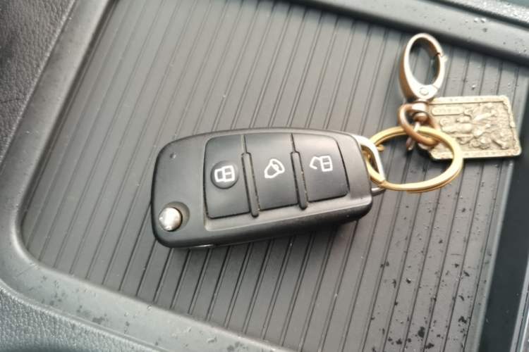 Used JAC Refine M3 2025 1.8L Manual Smart Connect Version 7/8 Seats Vehicle Key
