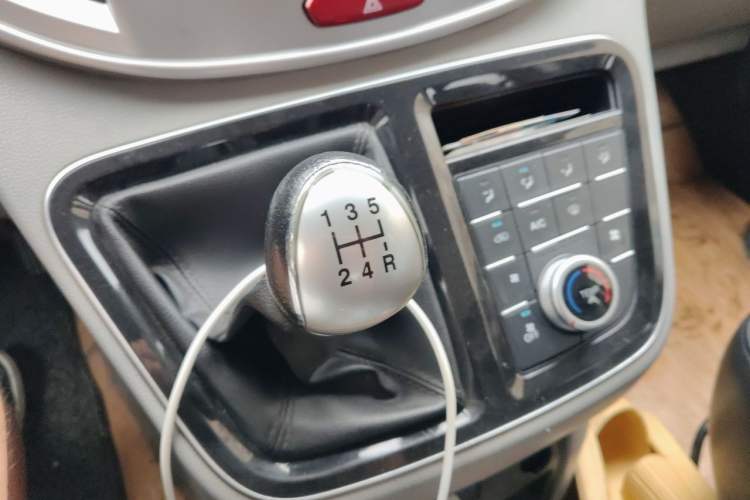 Used JAC Refine M4 2016 2.0L Manual Comfort Edition Gear Lever