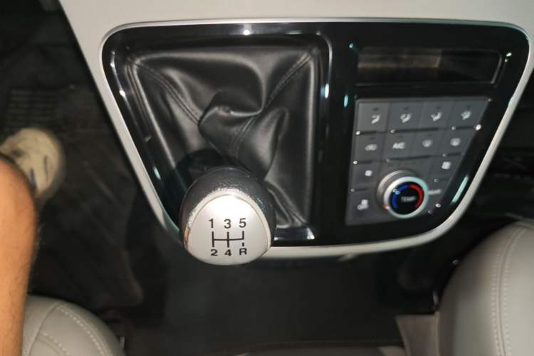 Used JAC Refine M4 2016 2.0L Manual Luxury Smart Version Gear Lever