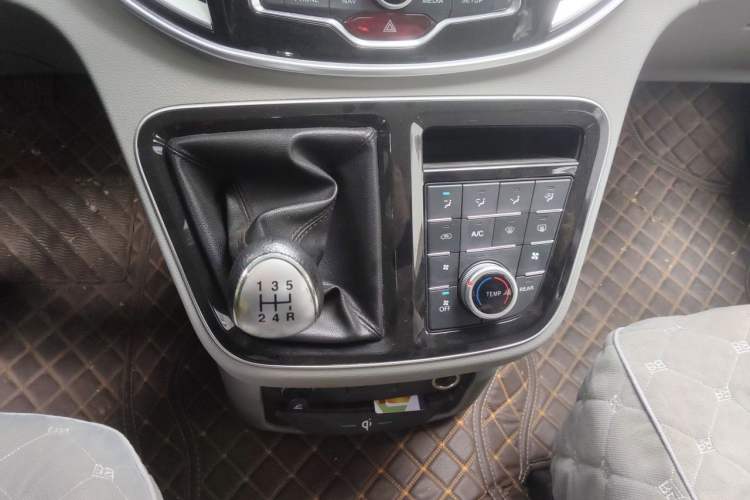 Used JAC Refine M4 2016 2.0L Manual Luxury Smart Version Gear Lever