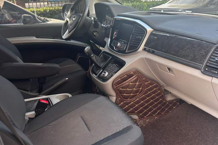 Used JAC Refine M4 2016 2.0L Manual Luxury Version Interior 2
