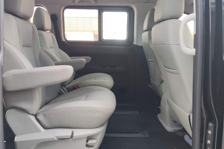 Used JAC Refine M4 2016 2.0L Manual Luxury Smart Version Interior 4