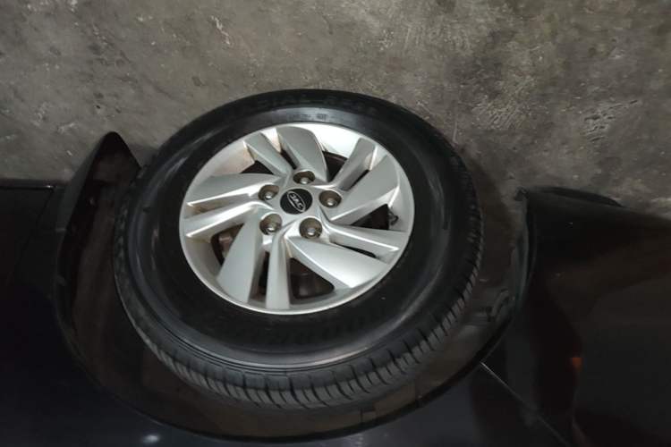 Used JAC Refine M4 2016 2.0L Manual Luxury Smart Version Left Front Wheel Hub