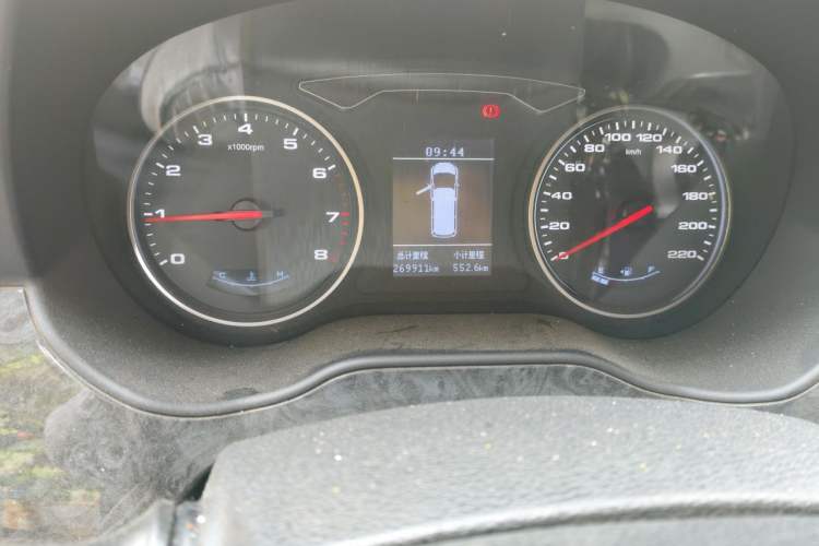Used JAC Refine M4 2016 2.0L Manual Luxury Smart Version Odometer Close Up
