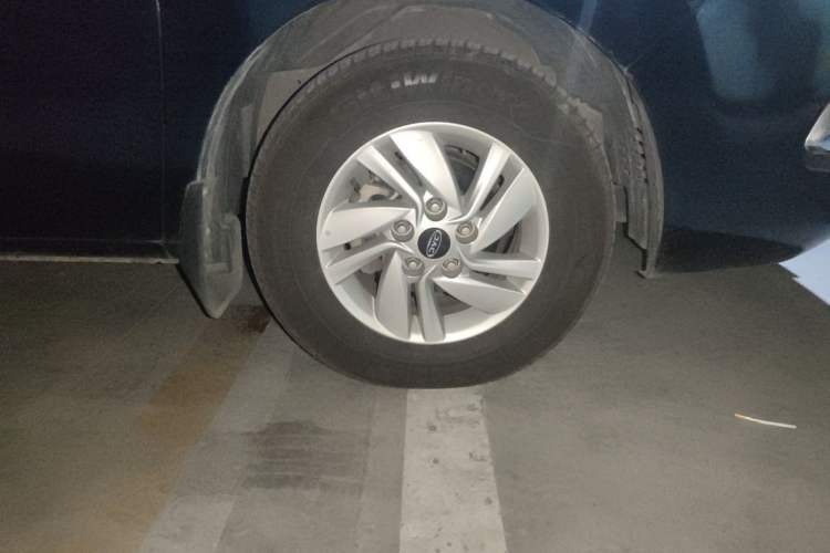 Used JAC Refine M4 2016 2.0L Manual Luxury Version Right Front Wheel Hub