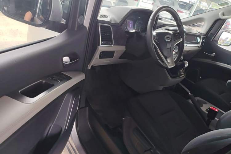 Used JAC Refine M4 2016 2.0L Manual Luxury Version Driver Seat