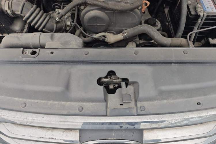 Used JAC Refine M4 2016 2.0L Manual Comfort Edition Engine Bay