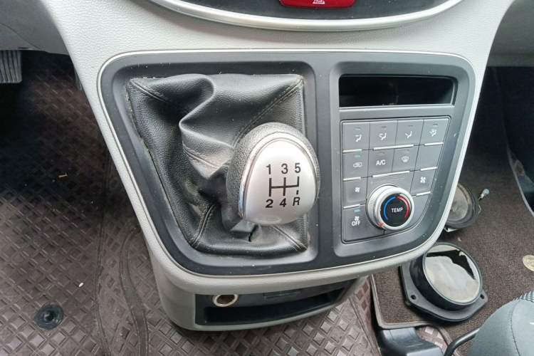 Used JAC Refine M4 2016 2.0L Manual Comfort Edition Gear Lever