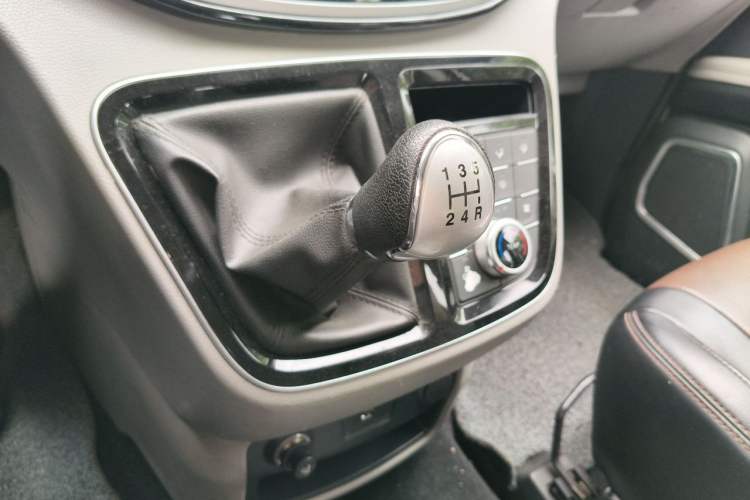 Used JAC Refine M4 2016 2.0L Manual Comfort Edition Gear Lever