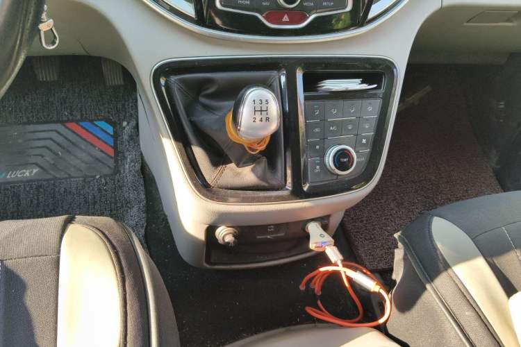 Used JAC Refine M4 2016 2.0L Manual Comfort Edition Gear Lever