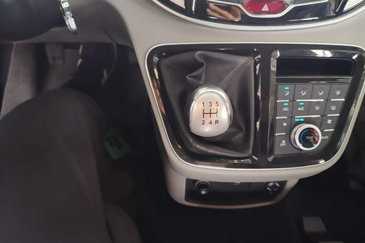 Used JAC Refine M4 2016 2.0L Manual Luxury Version Gear Lever