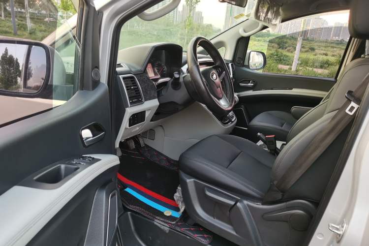 Used JAC Refine M4 2016 2.0L Manual Luxury Version Interior 1