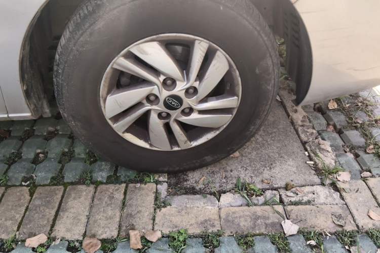 Used JAC Refine M4 2016 2.0L Manual Comfort Edition Right Front Wheel Hub