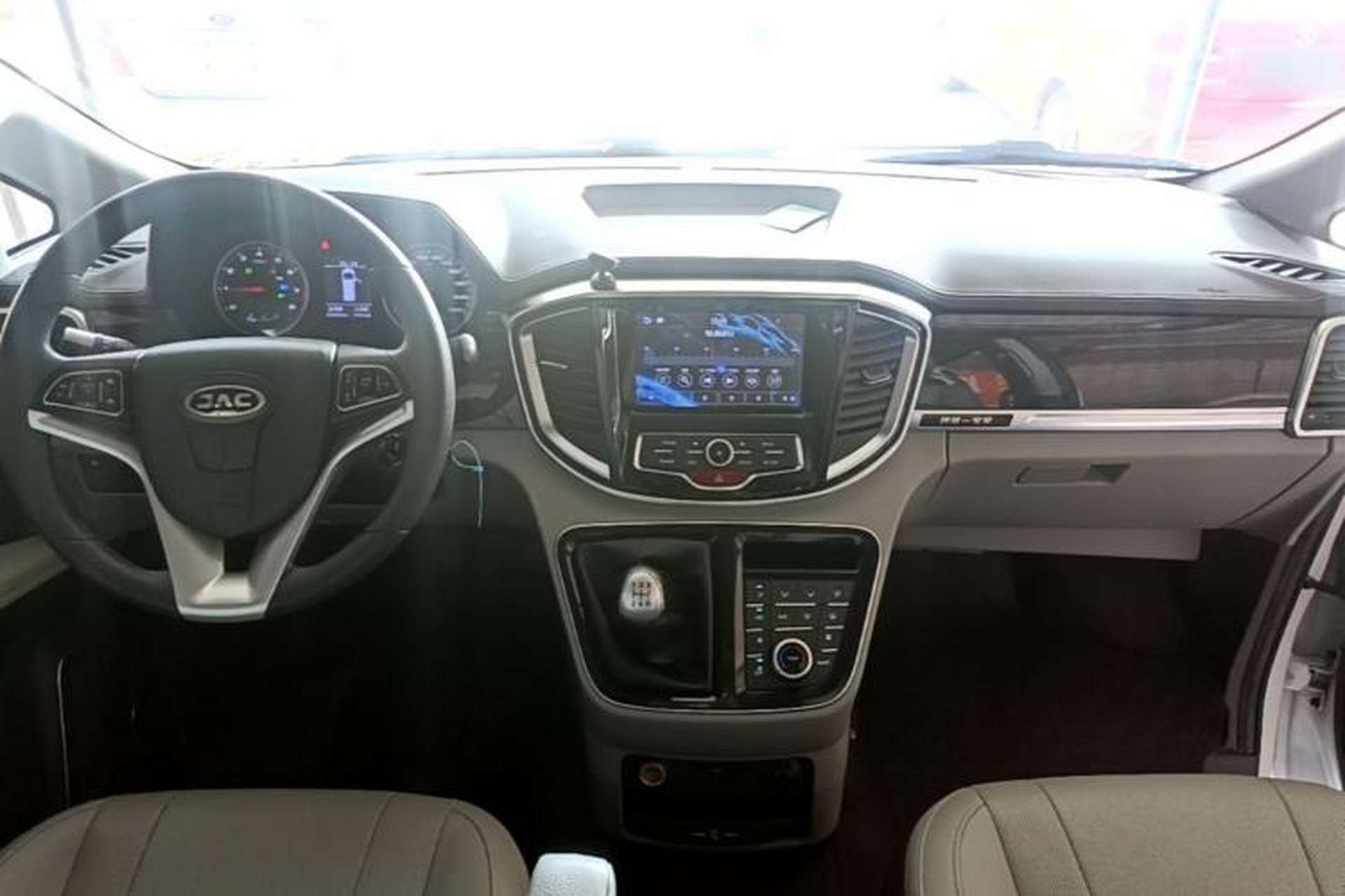 Used JAC Refine M4 2016 2.0L Manual Luxury Smart Version Center Console